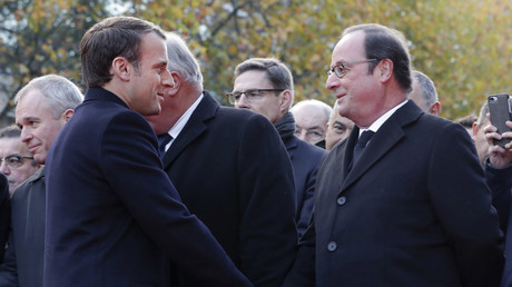 Emmanuel Macron et François Hollande le 13 novembre 2017, à Paris (illustration)