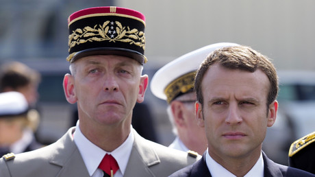 Emmanuel Macron et le chef d'état-major le général Francois Lecointre en juillet 2017. 
