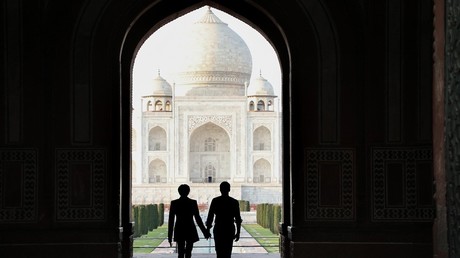 L'odyssée d'«Emmanuel le majestueux» en Inde vue par Paris Match