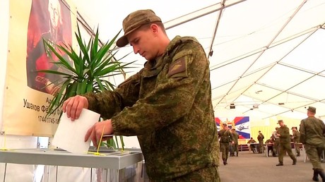 Les militaires russes basés en Syrie votent pour la présidentielle (VIDEO)