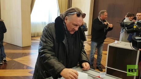 Election russe : à Paris, Gérard Depardieu a glissé son bulletin dans l'urne (VIDEOS)