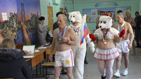 Mariage électoral, homme fusée, déguisement d'ours... Le vote des Russes côté insolite (IMAGES)