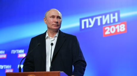 Vladimir Poutine rencontre ses hommes de confiance et les candidats à la présidentielle 
