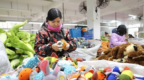 Assemblage de jouets destinés à l'exportation dans une usine de la province du Jiangsu dans l'est du pays en janvier 2018 (illustration).