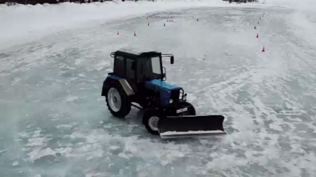 Les techniques de dérive sur la glace dans un tracteur présentées à Iekaterinbourg