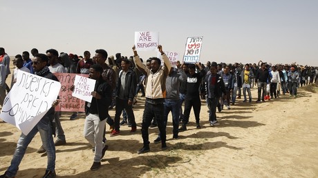 Des migrants africains se rendent dans un centre de détention israélien (Illustration)