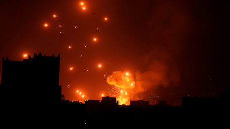 Illustration : un dépôt d'armes des rebelles houthis explose après avoir été bombardé par la coalition arabe menée par l'Arabie saoudite, où est exilé le président du Yémen