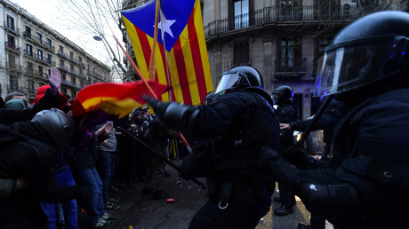 De violents affrontements ont eu lieu à Barcelone entre les manifestants et la police le 25 mars, après l'arrestation de Carles Puigdemont
