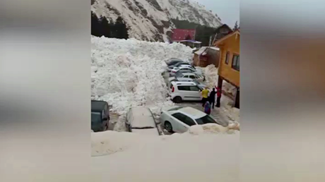 «Elle est où ma caisse ?»: une puissante avalanche détruit un parking en Russie