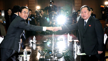 Le ministre sud-coréen de l'Unification Cho Myoung-gyon et son homologue nord-coréen Ri Son Gwon posent pour les photographes, le 29 mars 2018 