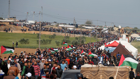 Les Palestiniens marchent le long de la frontière pour réclamer le droit au retour dans leurs villages d'origine d'avant 1948, le 30 mars 2018.