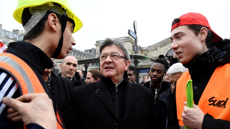 Mélenchon a-t-il vraiment été «insulté» et «poussé» hors de la manifestation à Paris ?