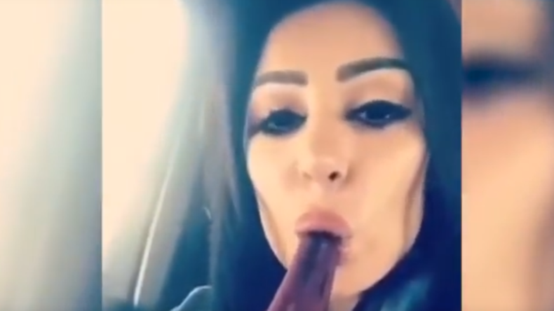 Une blogueuse koweïtienne suce une glace de façon suggestive, un avocat porte plainte (VIDEO)