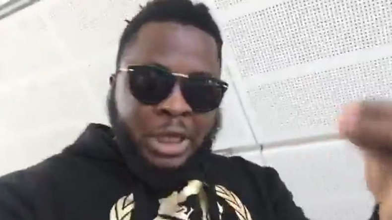 Un activiste noir se rend au Crédit agricole pour réclamer le licenciement d'un identitaire (VIDEO)