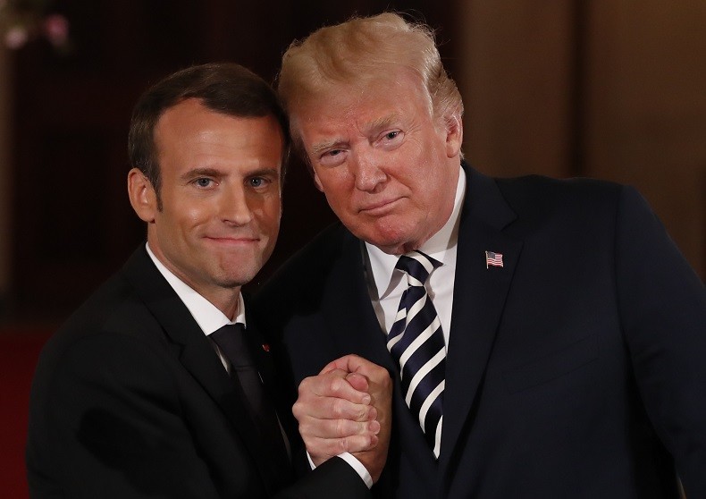 Donald Trump et Emmanuel Macron, une amitié (très) tactile