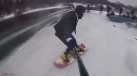 Les amateurs de sport extrême font du wakeboard sur la glace du Don