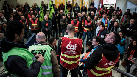 Réforme de la SNCF : premier jour de grève et manifestation des cheminots à Paris