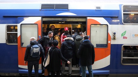 Passagers entrant dans un train