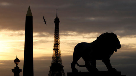 Vue sur l'obélisque Louxor et la tour Eiffel depuis la place de la Concorde, à Paris (illustration)