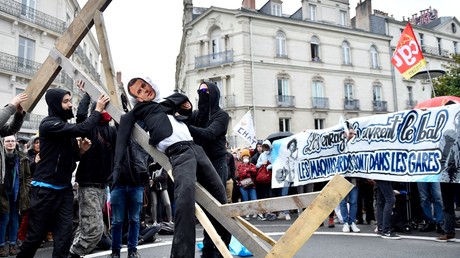 Indignation chez LREM : un épouvantail à l'effigie de Macron «jugé», pendu et brûlé à Nantes (VIDEO)