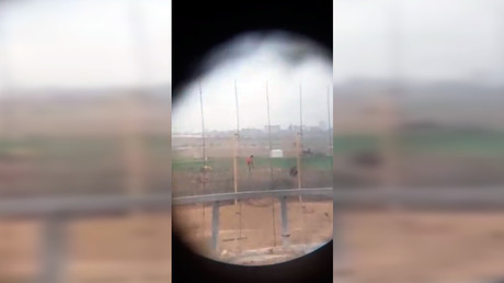 Un sniper israélien tire sur un Palestinien immobile, sous les cris de joie des soldats (VIDEO CHOC)