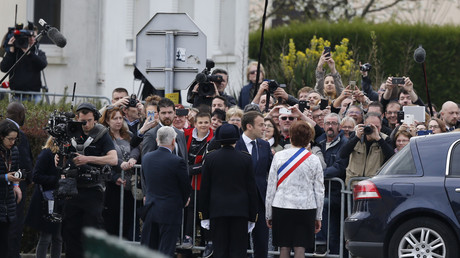 Arrivée d'Emmanuel Macron à Berd'huis : un bain de foule bien préparé ? 