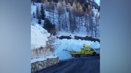 France : coulée se transformant en avalanche dévastatrice à Tignes filmée de près