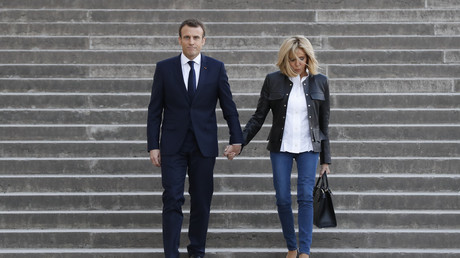 Emmanuel Macron arrive avec son épouse Brigitte sur les lieux de l'interview du 15 avril à Paris