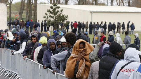 Des migrants font la queue pour leur repas au centre Jules Ferry de Calais en 2015, illustration
