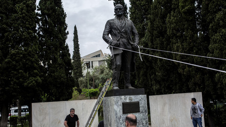 Grèce : des opposants aux frappes en Syrie s'en prennent à la statue de Truman (PHOTOS)