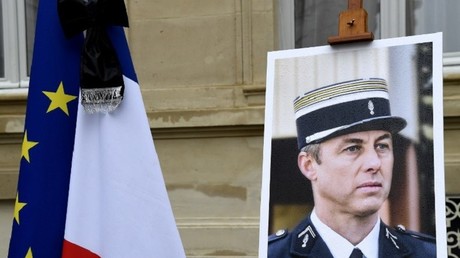 La mère d'Arnaud Beltrame dément ne pas vouloir de rues au nom de son fils dans les villes FN