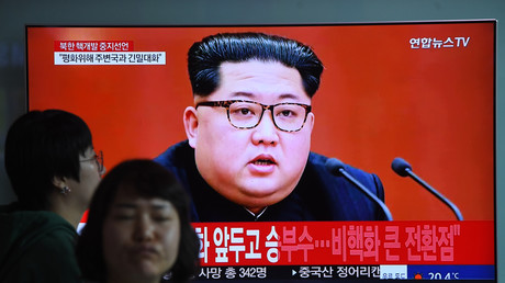 A Séoul, des gens passent devant un écran qui diffuse un discours de dirigeant nord-coréen, le 21 avril