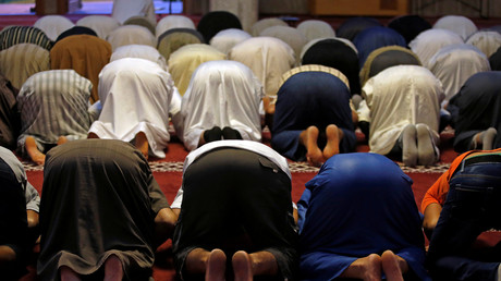 Des musulmans à la prière du vendredi, Fréjus, 2016, illustration
