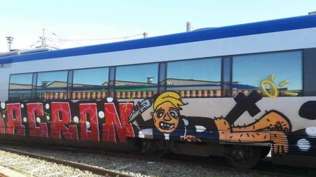 Un graffiti de Macron avec un crucifix dans le derrière crée des remous à la SNCF