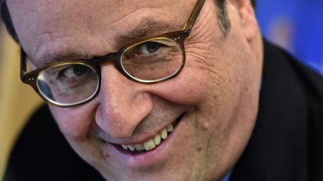 A Rennes, François Hollande dédicace un livre d'Alain Soral à un jeune pro-Trump