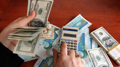 Un trader calcule le montant d'une transaction entre dollars US et rials iraniens (illustration).