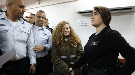 La jeune palestinienne Ahed Tamimi, âgée de 17 ans, condamnée à huit mois de prison et 1 166 euros d'amende pour avoir giflé un militaire israélien.