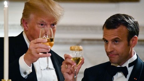 Donald Trump et Emmanuel Macron portent un toast, lors du dîner en l'honneur de la visite du président français à Washington, le 24 avril 2018 à la Maison Blanche.
