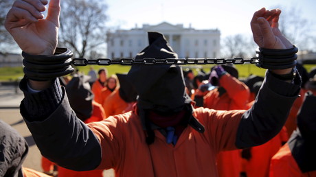 Des manifestants protestent en 2016 devant la Maison Blanche contre l'utilisation de la torture, illustration ©Jonathan Ernst/Reuters