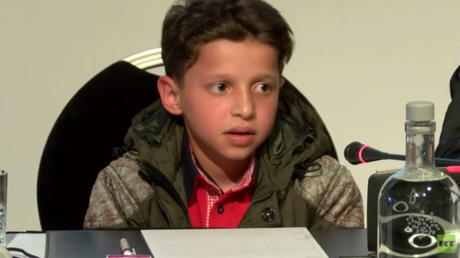 Hassan Diab, jeune Syrien de 11 ans, qui apparaît dans la vidéo de l'attaque chimique présumée de Douma, témoigne lors d'une conférence de presse à La Haye, organisée le 26 avril par la mission russe à l'OIAC 