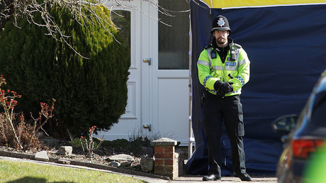 Un policier monte la garde à l'extérieur de la maison de l'ancien officier de renseignement militaire russe Sergueï Skripal, à Salisbury, en Grande-Bretagne, le 8 mars 2018