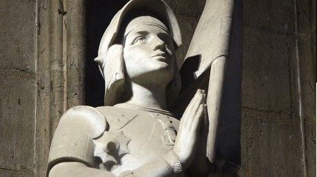 Malgré la polémique, la première Jeanne d'Arc métisse a reçu son épée à Orléans (IMAGES)
