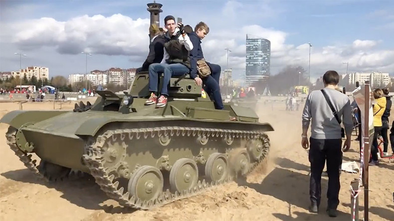 Un char soviétique passe sur trois personnes lors d'une démonstration en Russie (VIDEO CHOC)
