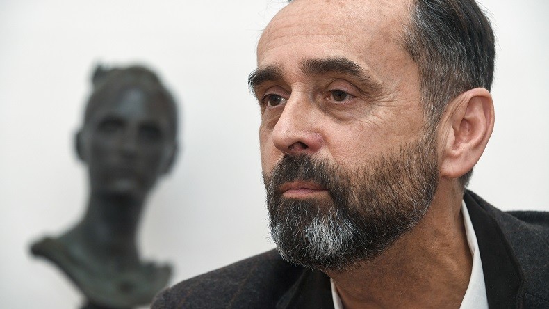 Agressé en Gironde avant un débat, Robert Ménard dénonce les «fascistes de gauche» (IMAGES)