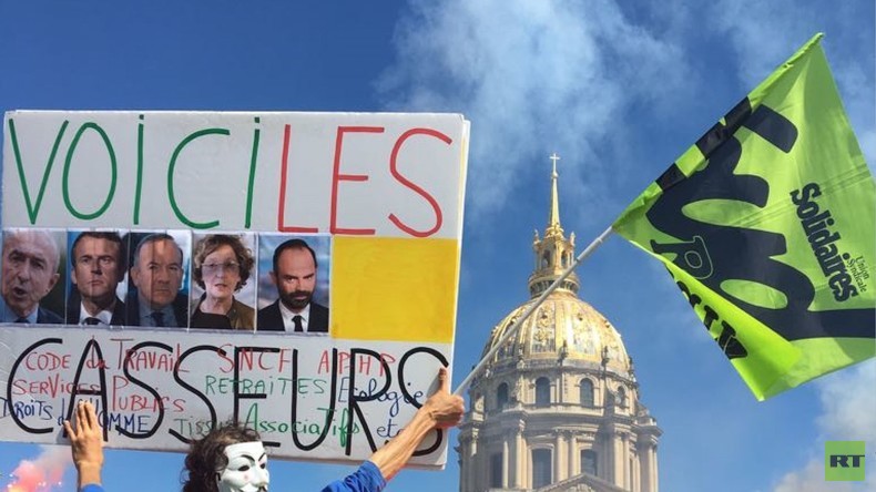 Paris : des cheminots tentent d'envahir la gare de Montparnasse, la police intervient (VIDEOS)