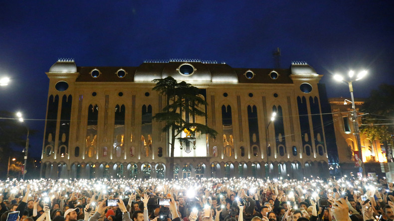 Géorgie : gigantesque fête devant le Parlement contre des descentes de police dans une boîte techno