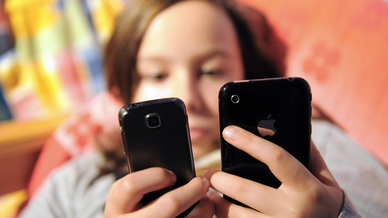 La majorité propose une loi pour faciliter l'interdiction du portable à l'école et au collège