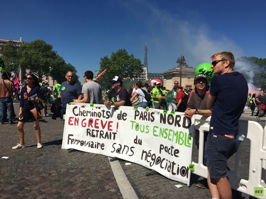 Paris : des cheminots tentent d'envahir la gare de Montparnasse, la police intervient (VIDEOS)