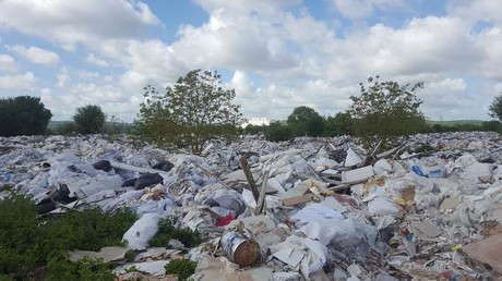 «Une mer de déchets» : le scandale d'une immense décharge illégale en banlieue de Paris (REPORTAGE)