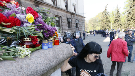 Une femme se recueille devant le mémorial improvisé au lendemain de la tragédie, mai 2014, illustration